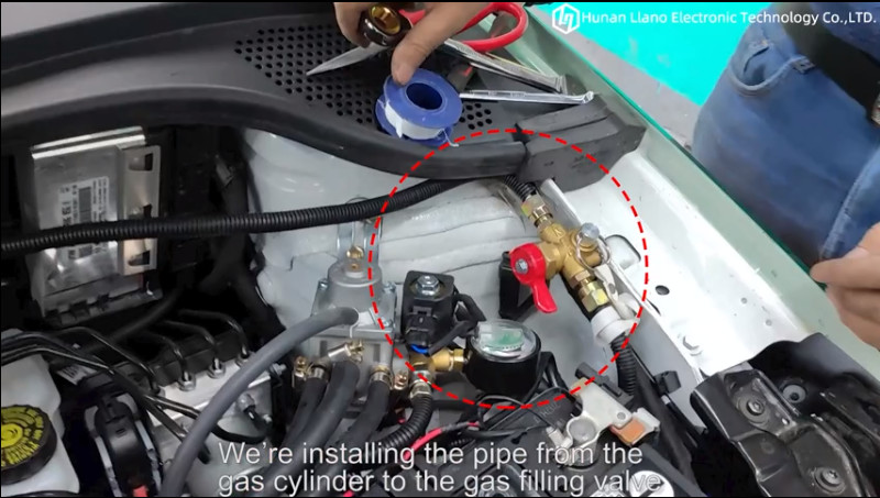 Latest company Cases about 4. Installeer de pijp van het laag koolstofstaalgas van de gasfles aan de gas het vullen klep